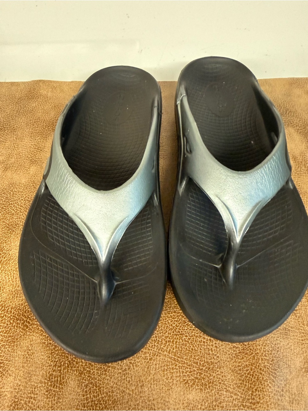 OOFOS Unisex Black and Silver Recovery Flip Sandals - Picture 2 of 5